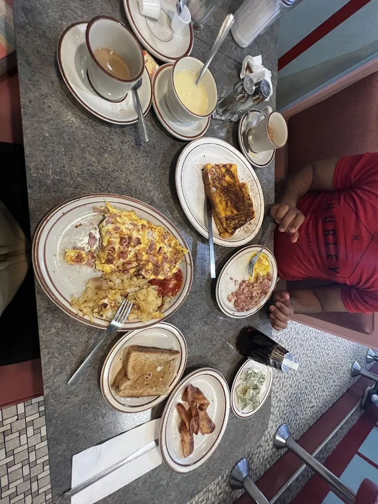 Omelette with Hash Browns and a Side of Bacon